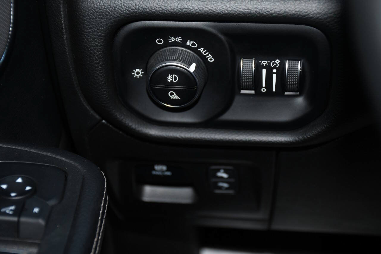 Used 2025 RAM 1500 Laramie AWD/4WD image 32