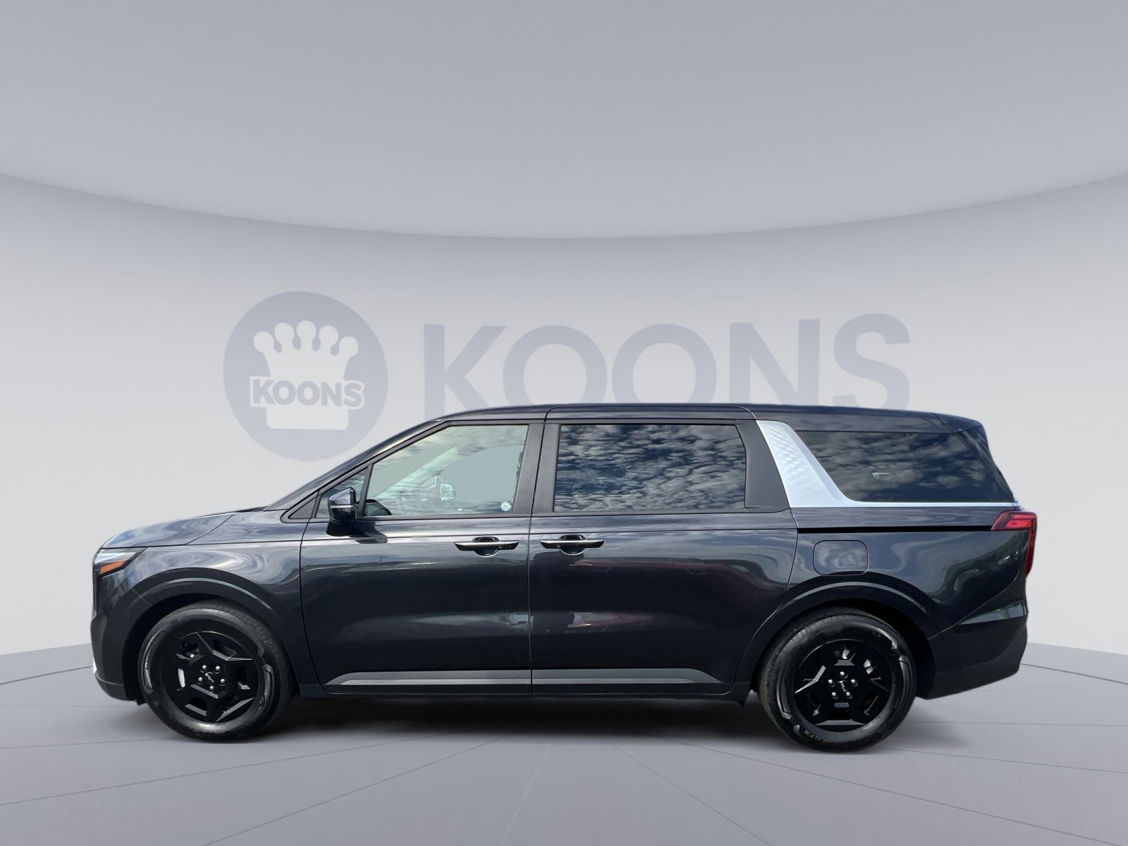 Used 2025 Kia Carnival FWD image 7