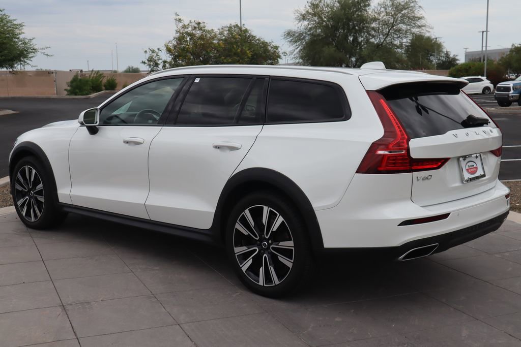 Used 2021 Volvo V60 T5 Cross Country image 7