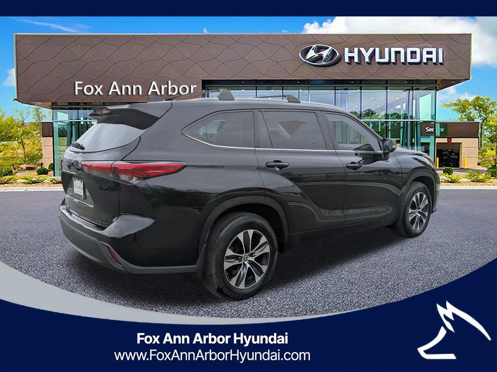 Used 2020 Toyota Highlander XLE AWD/4WD image 5