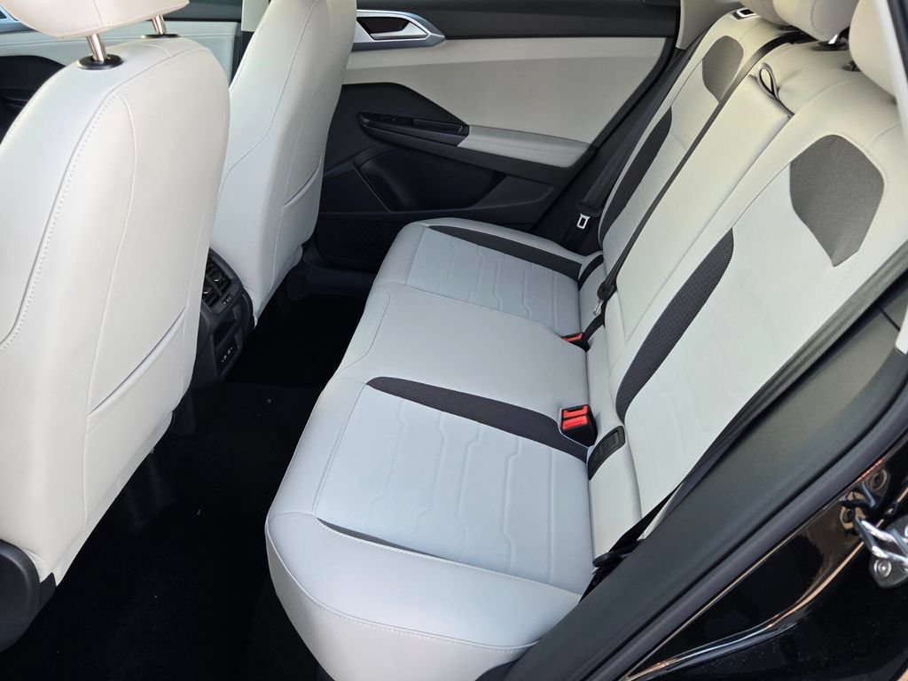 New 2026 Volkswagen Taos SE FWD image 8