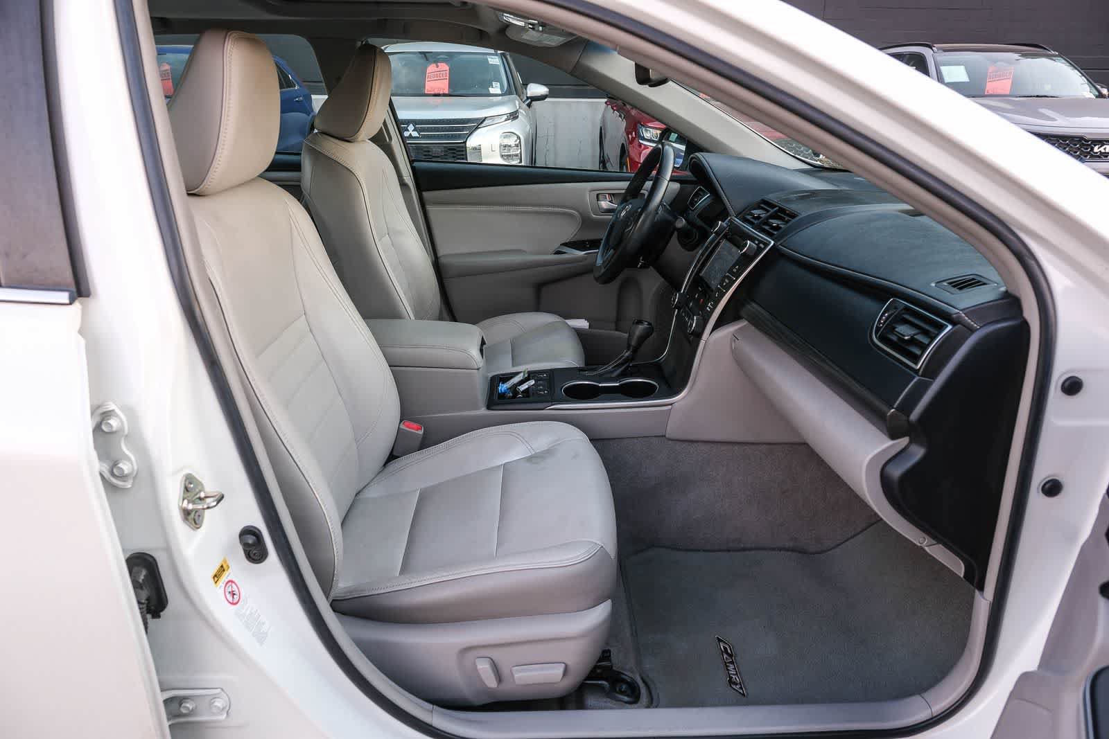 Used 2017 Toyota Camry XLE w/ Moonroof Package FWD image 18