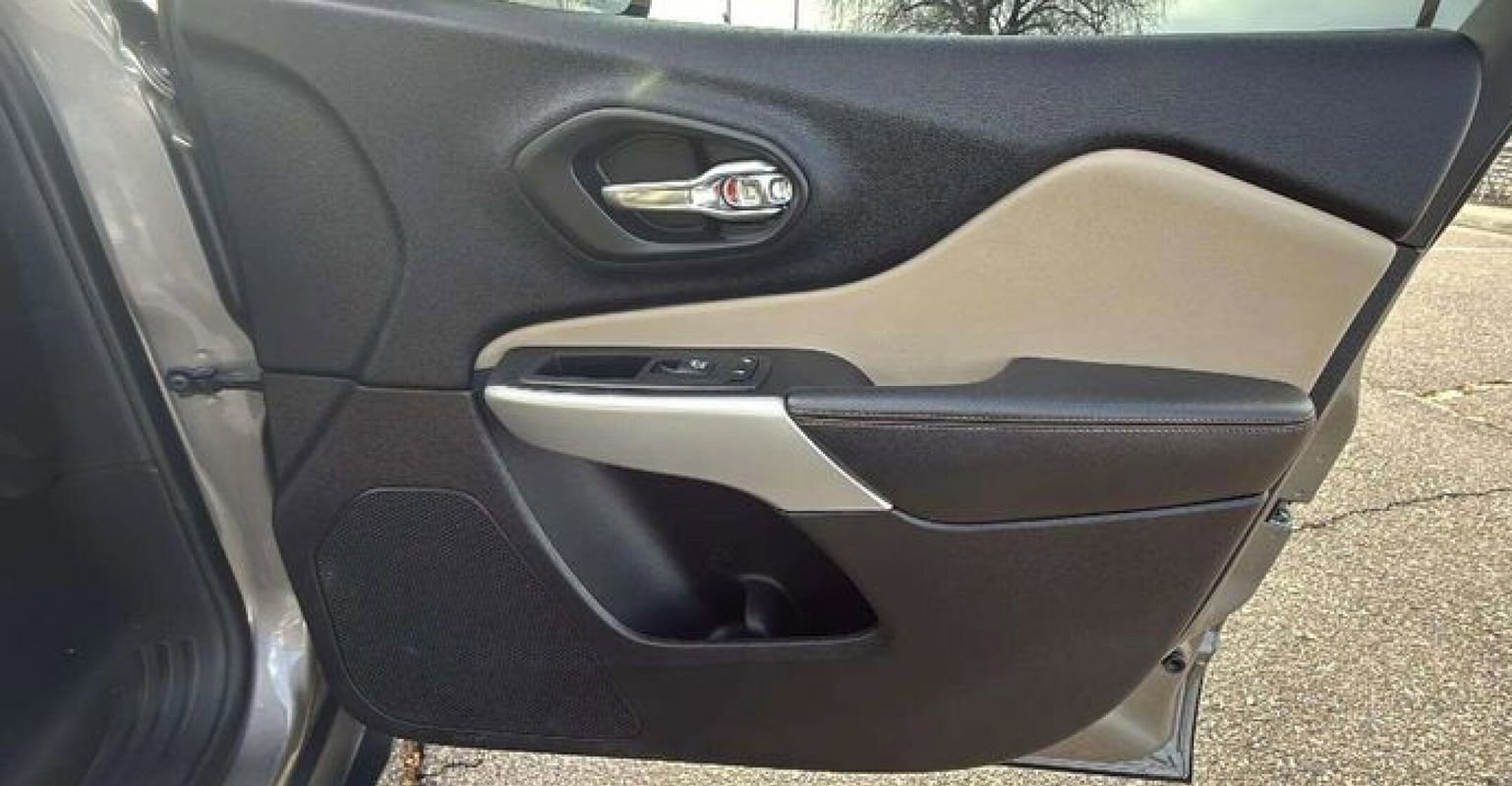 Used 2018 Jeep Cherokee Limited image 16