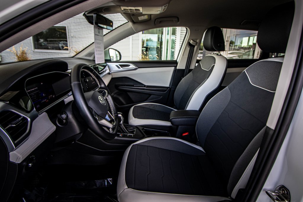 Certified 2025 Volkswagen Taos SE w/ Black Wheel Package image 28