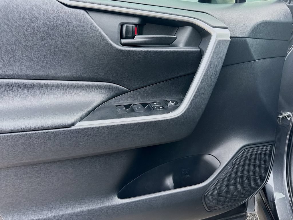 Used 2020 Toyota RAV4 LE FWD image 20