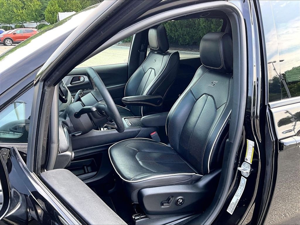 Used 2025 Chrysler Pacifica Limited FWD image 10