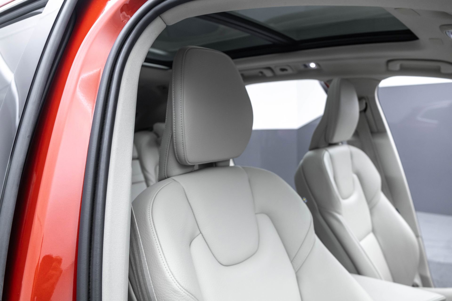 Used 2019 Volvo XC60 T8 Momentum w/ Advanced Package image 40