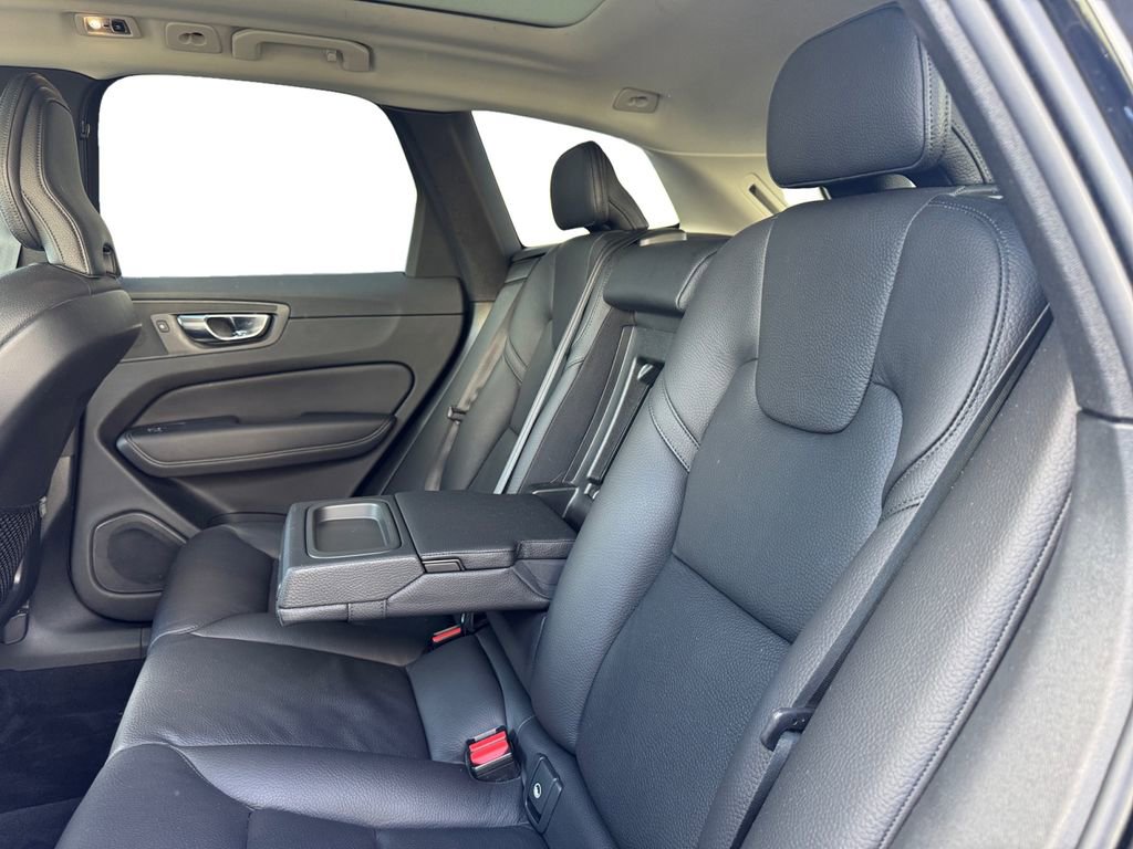 Used 2021 Volvo XC60 T5 Momentum image 20