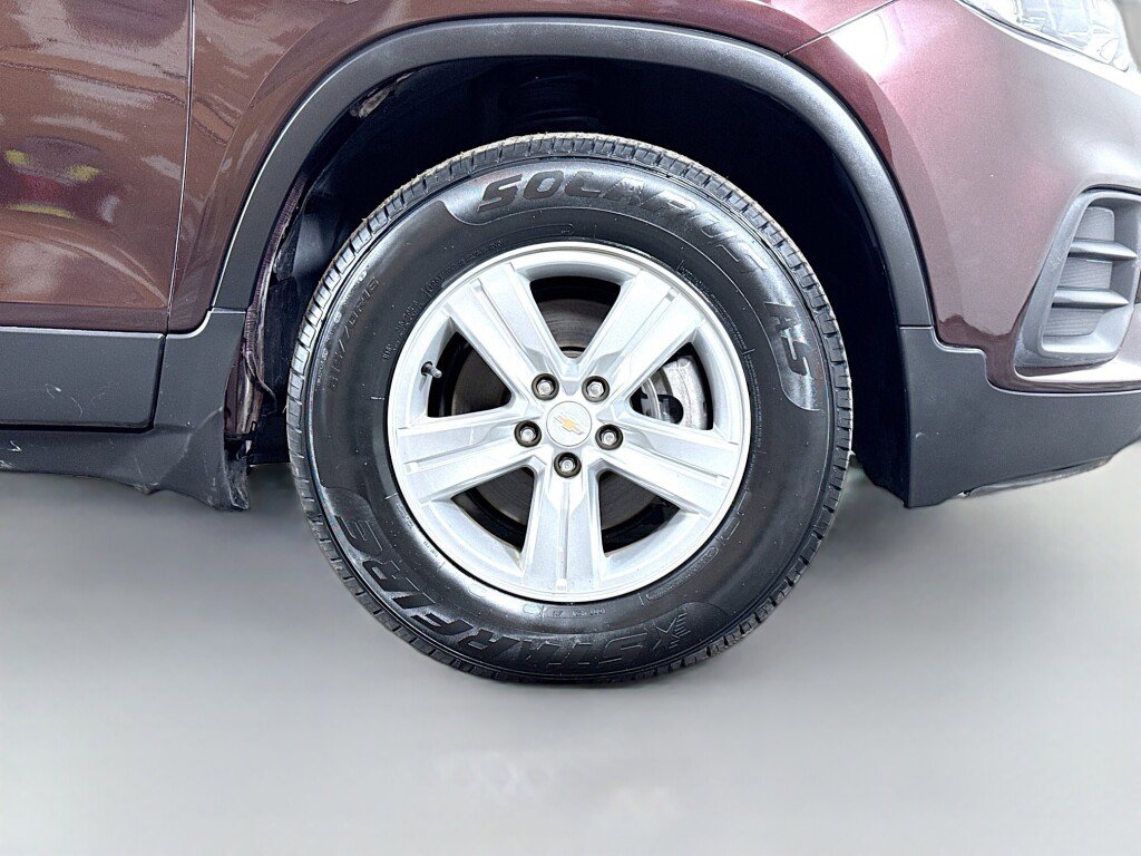 Used 2021 Chevrolet Trax LS w/ Tint and Cruise Package AWD/4WD image 39