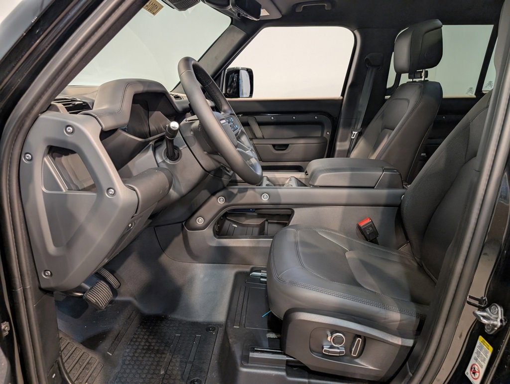 New 2026 Land Rover Defender 130 X-Dynamic SE image 9