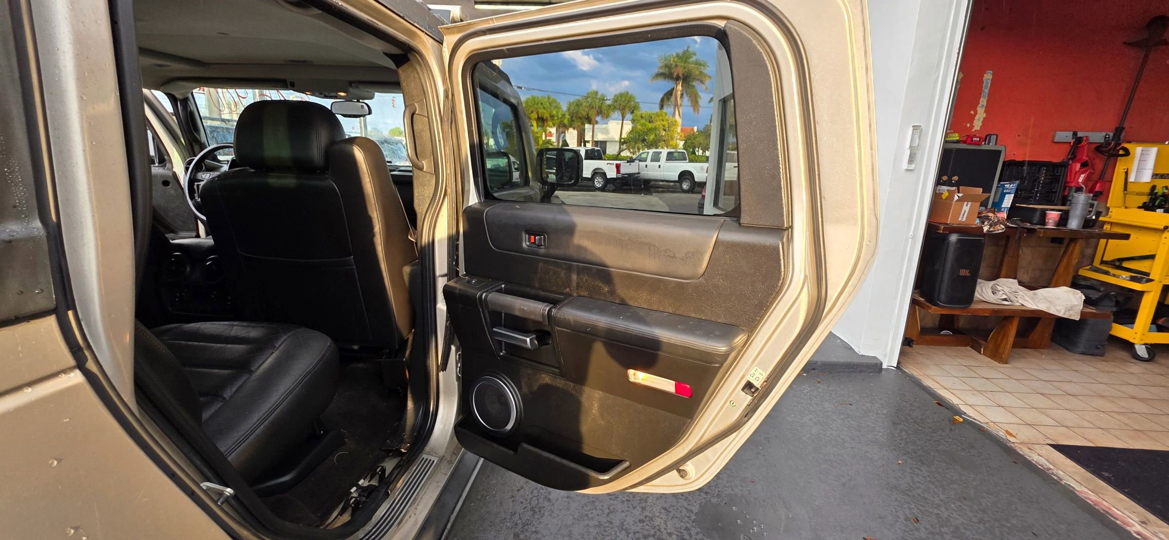 Used 2005 HUMMER H2 SUT w/ Preferred Equipment Group image 17