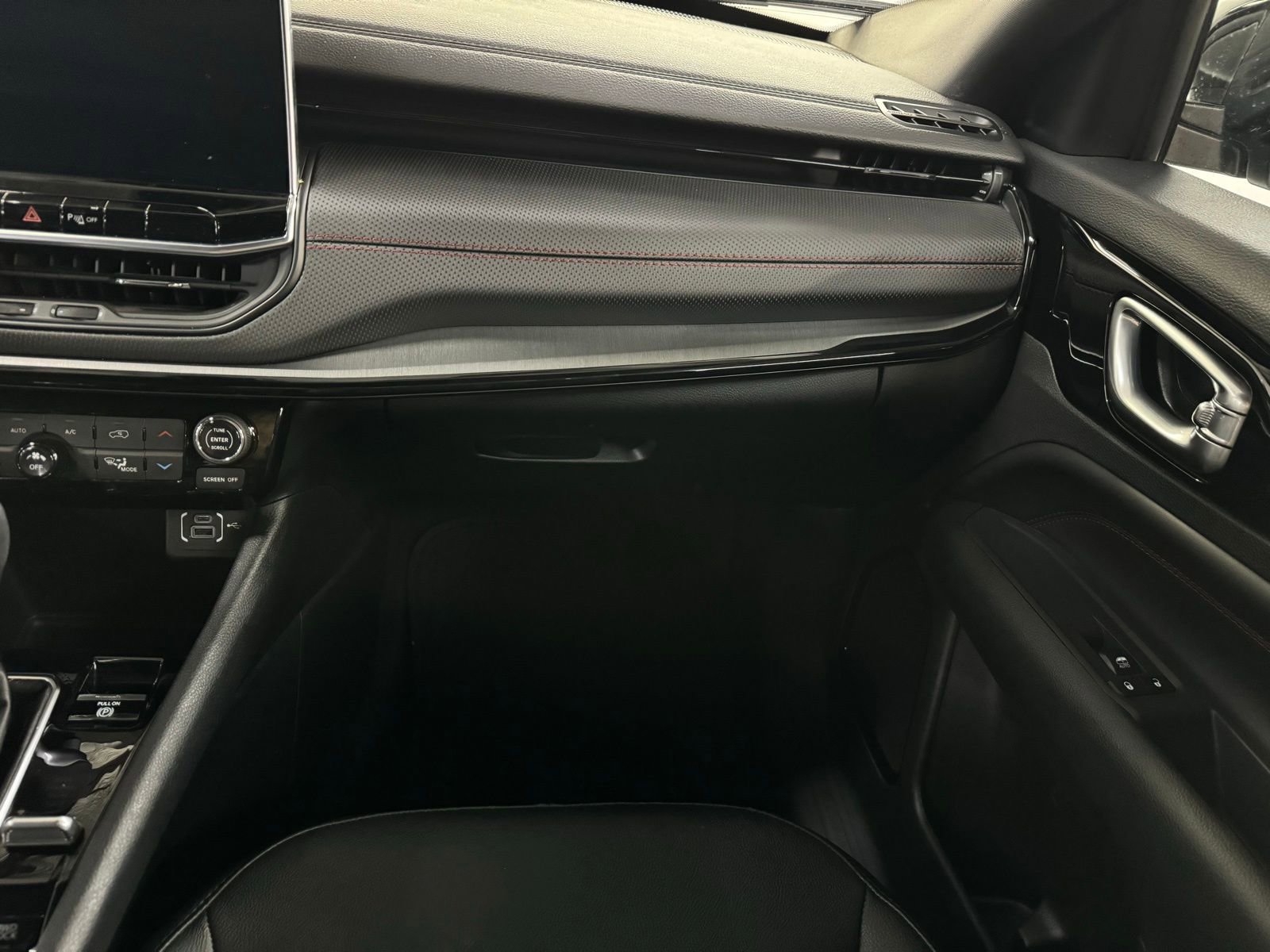 Used 2024 Jeep Compass Trailhawk w/ Trailhawk Convenience Group image 18