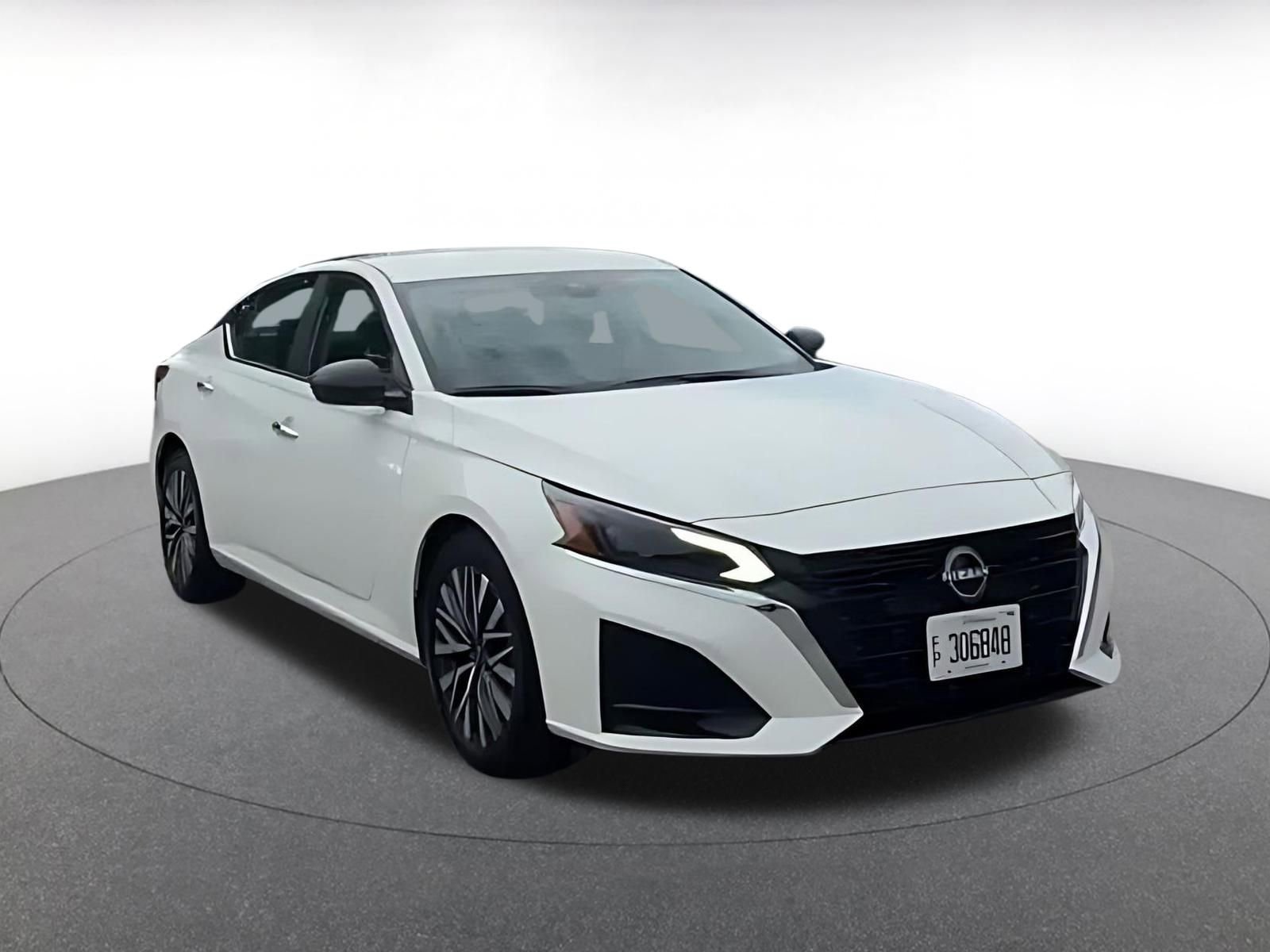 Used 2025 Nissan Altima 2.5 SV FWD image 3