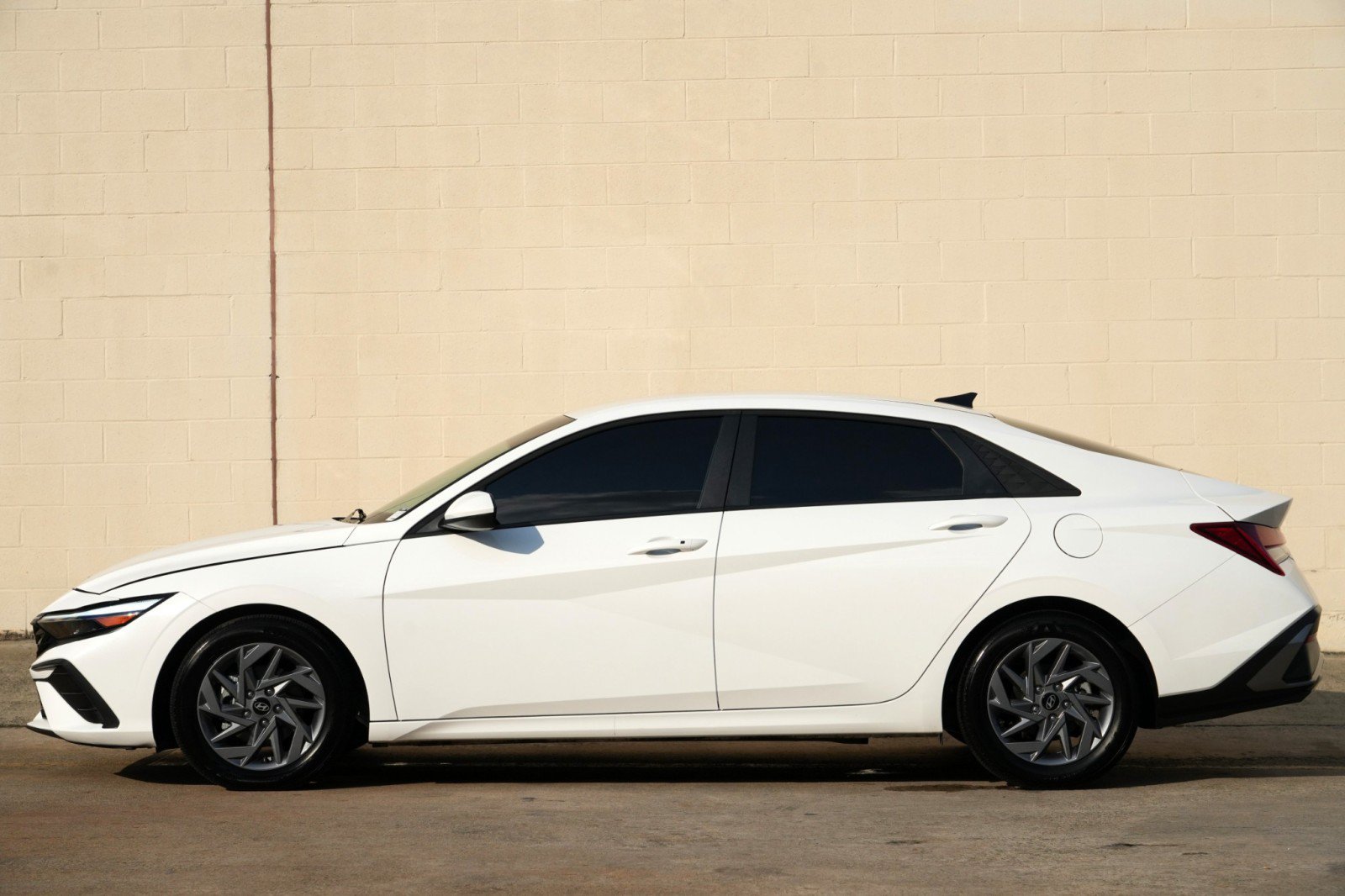 Used 2025 Hyundai Elantra Hybrid FWD image 8
