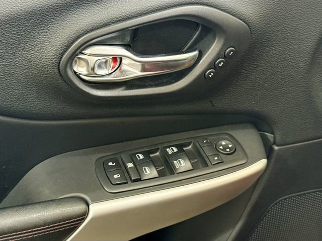 Used 2017 Jeep Cherokee Trailhawk image 19