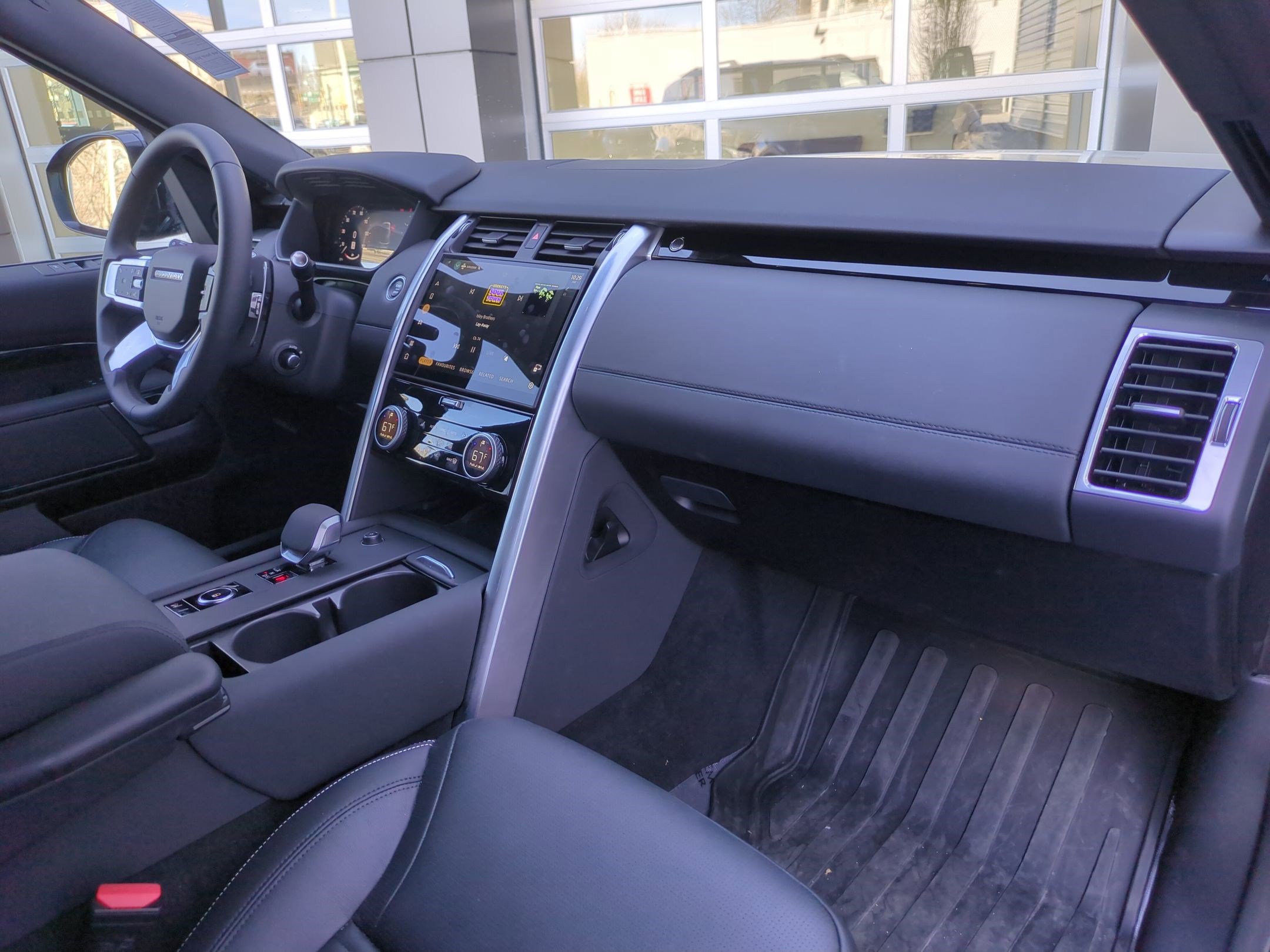 Used 2025 Land Rover Discovery S image 31