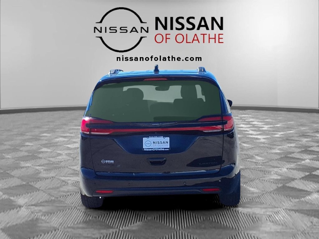 Used 2025 Chrysler Pacifica Limited FWD image 27
