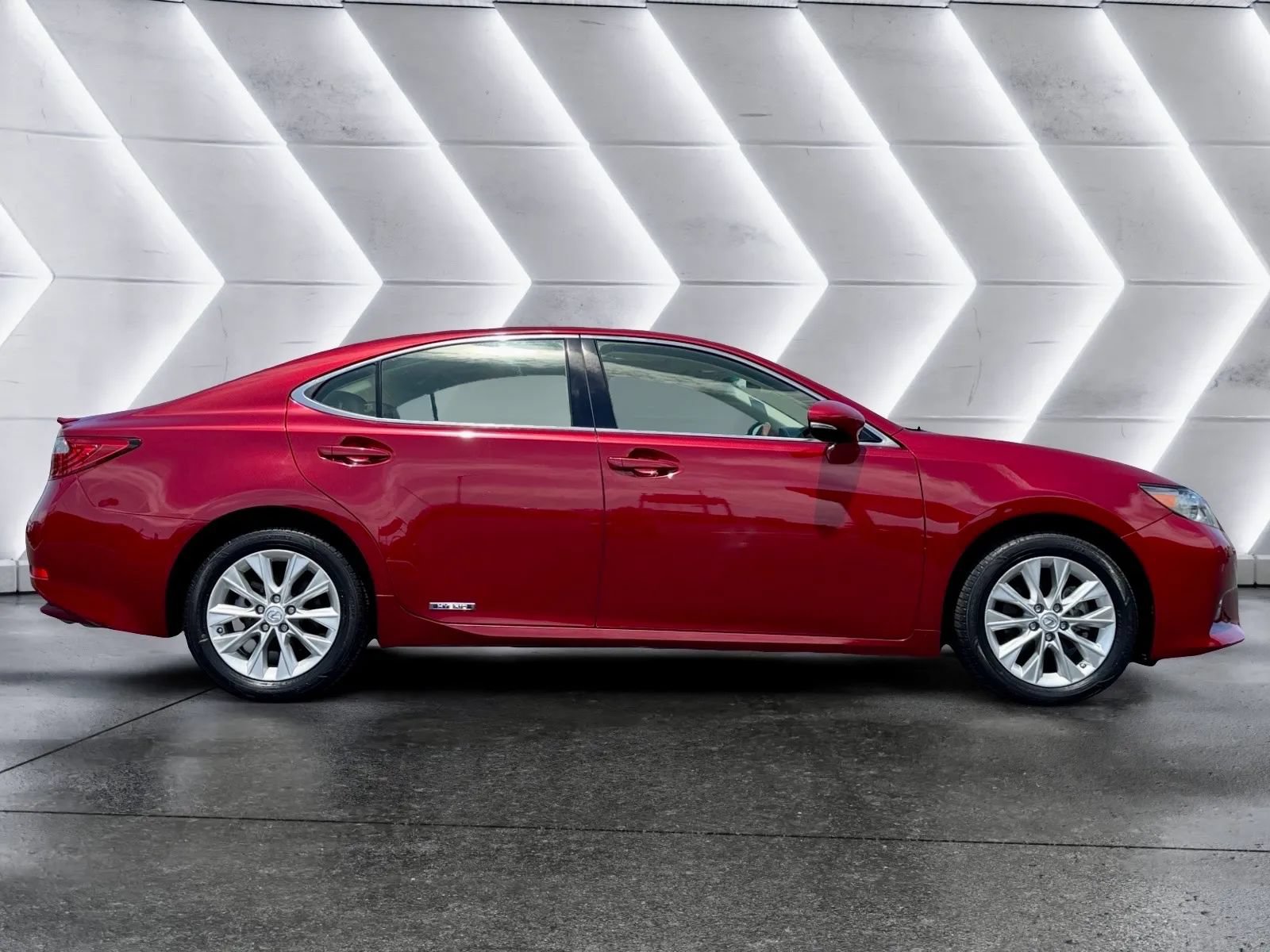 Used 2014 Lexus ES 300h w/ Premium Package w/Bamboo Trim FWD image 4