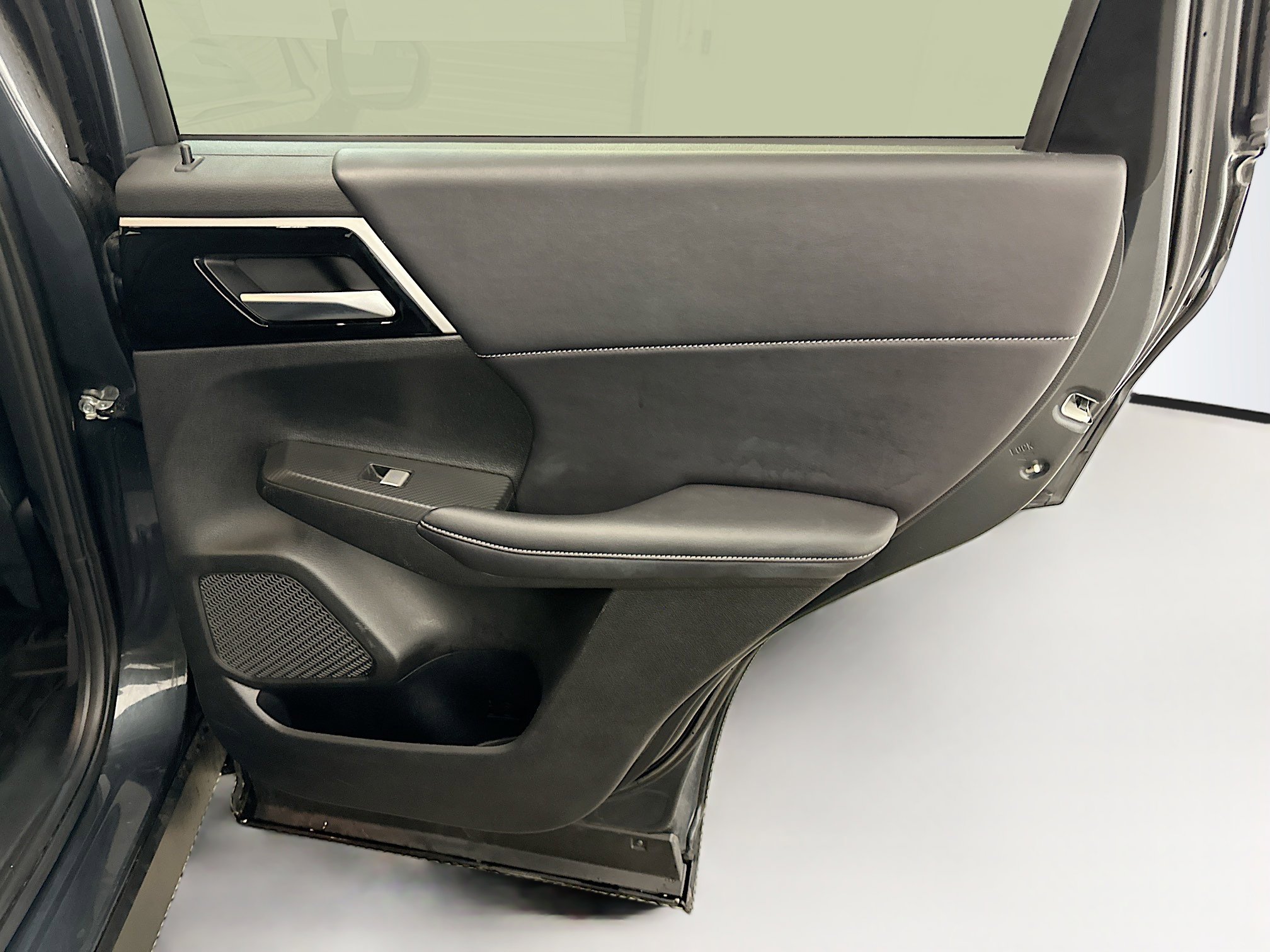 Used 2024 Mitsubishi Outlander SE image 32