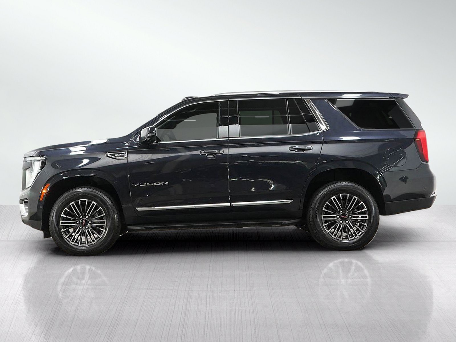 Used 2025 GMC Yukon Elevation AWD/4WD image 2