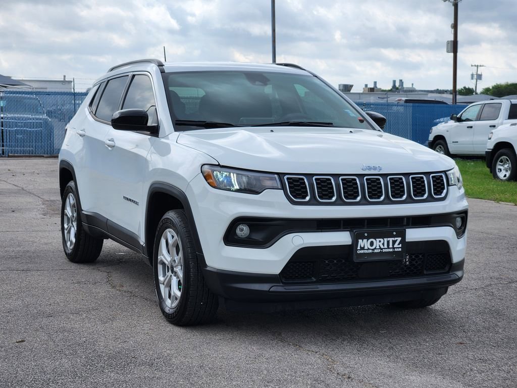 Used 2025 Jeep Compass Latitude AWD/4WD image 3