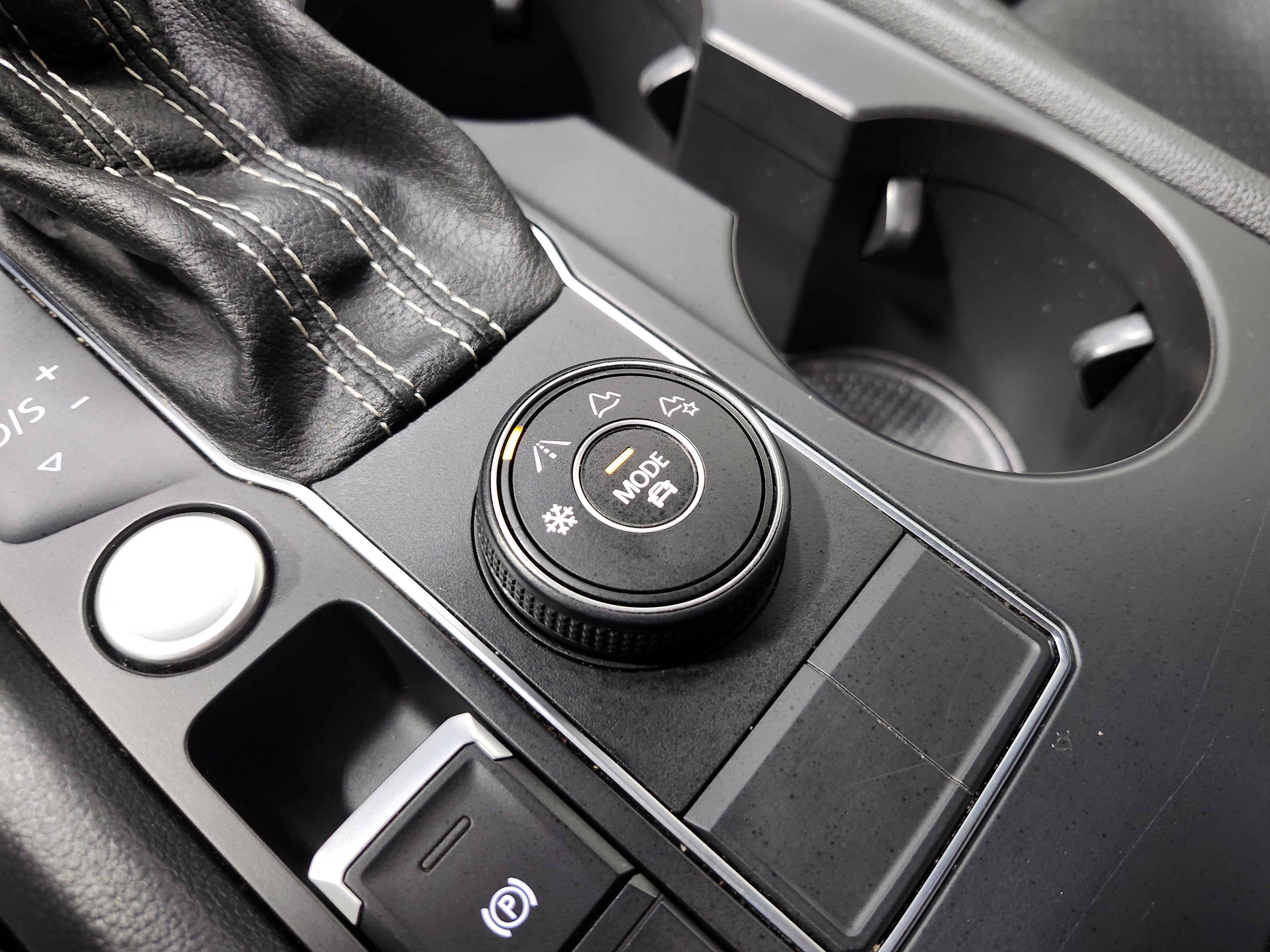 Used 2022 Volkswagen Atlas Cross Sport SE image 11