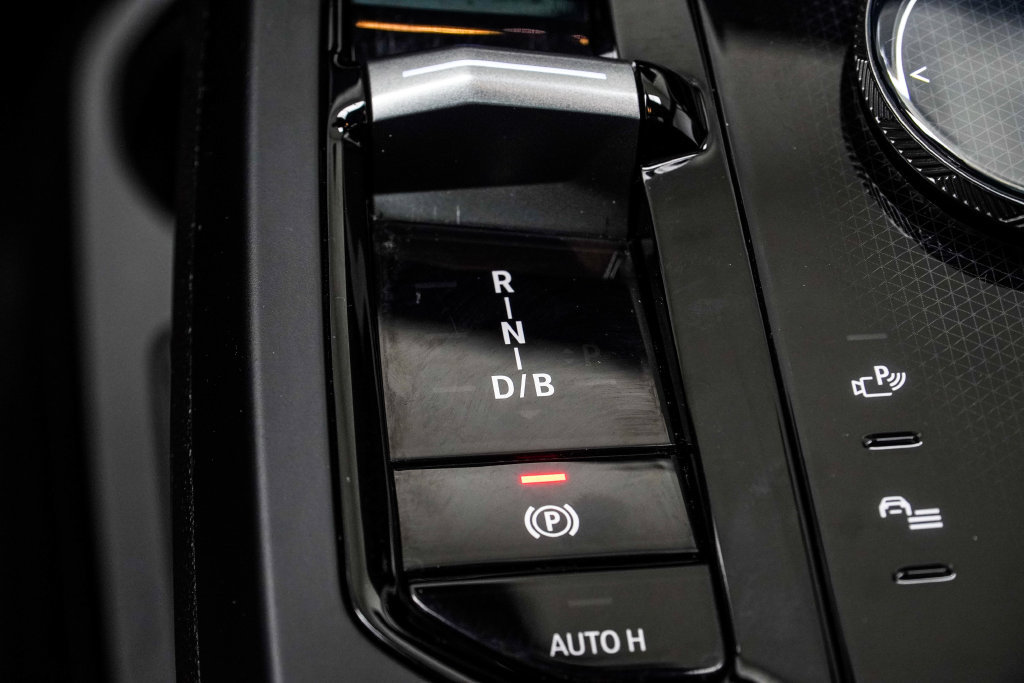 Used 2025 BMW iX xDrive50 w/ Premium Package AWD/4WD image 28