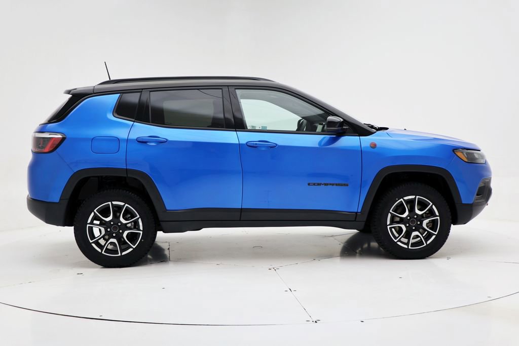 Used 2025 Jeep Compass Trailhawk AWD/4WD image 3