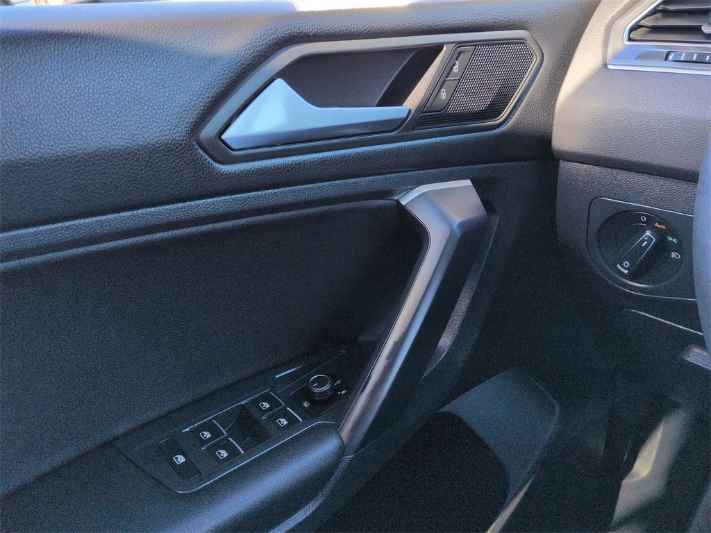 Used 2021 Volkswagen Tiguan SE w/ Panoramic Sunroof Package image 29