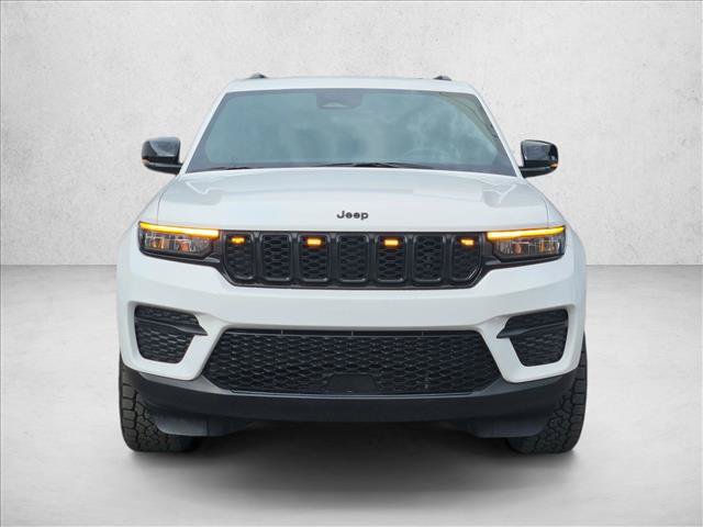 Used 2025 Jeep Grand Cherokee Altitude AWD/4WD image 3