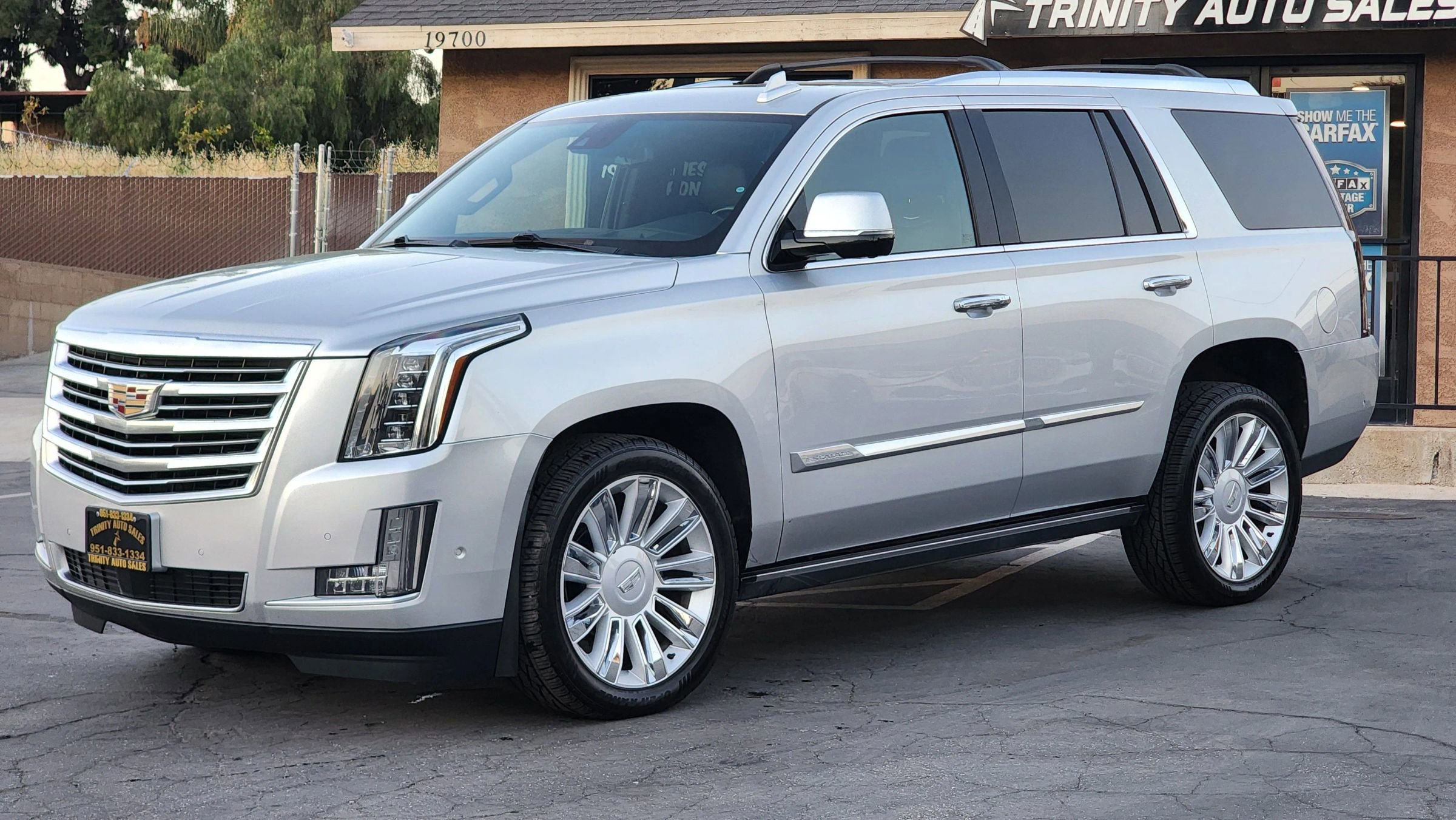 Used 2020 Cadillac Escalade Platinum image 1