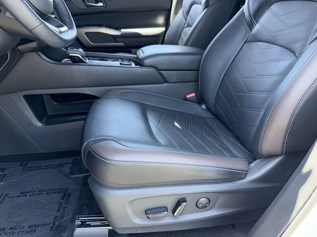 Used 2024 Nissan Pathfinder Platinum w/ Cargo Package AWD/4WD image 23