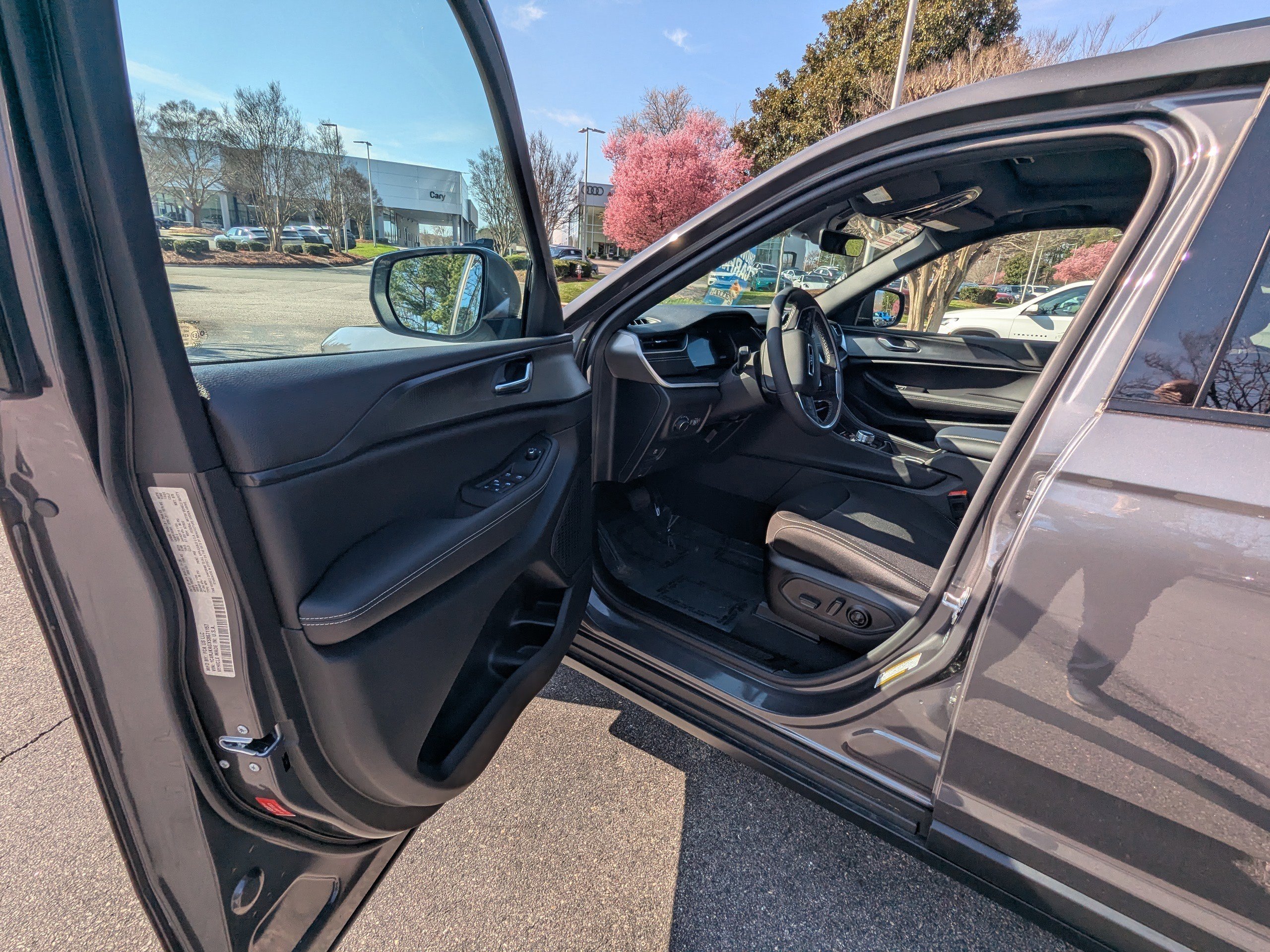 Certified 2025 Jeep Grand Cherokee L Laredo w/ Trailer Tow Package image 8