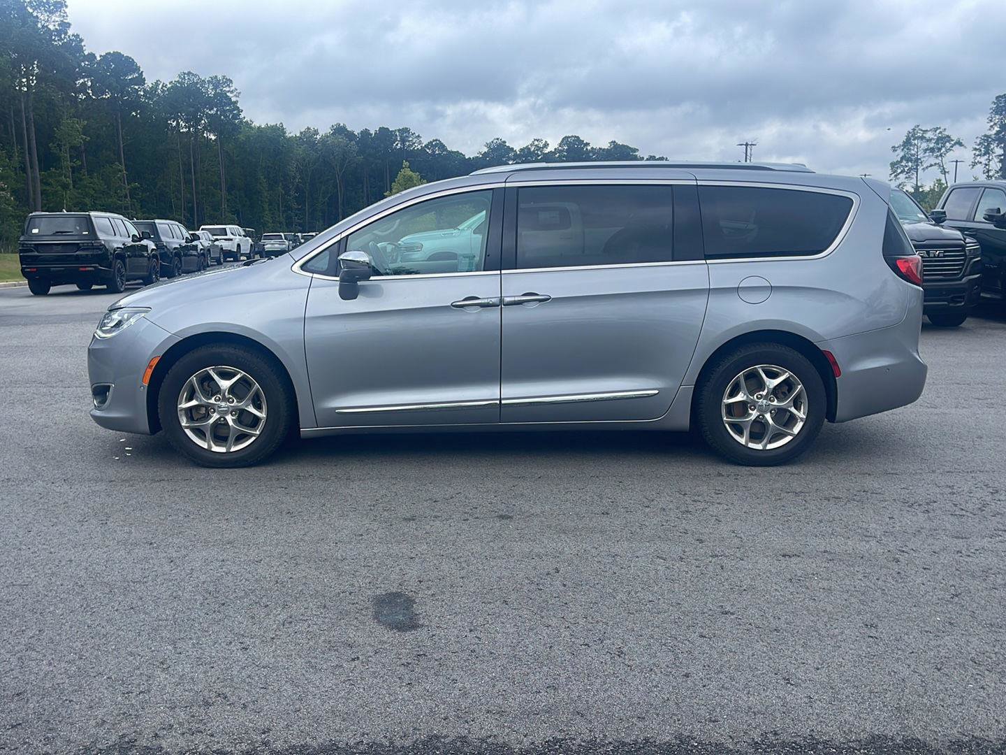 Used 2017 Chrysler Pacifica Limited FWD image 4