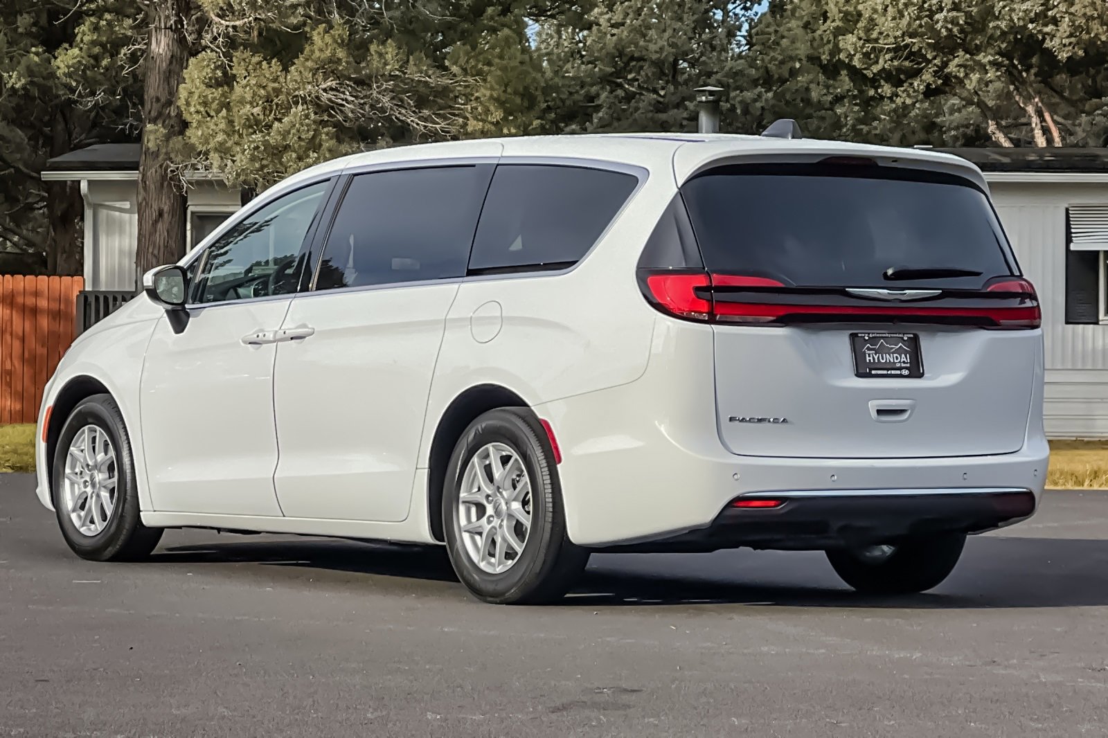 Used 2023 Chrysler Pacifica Touring-L image 6