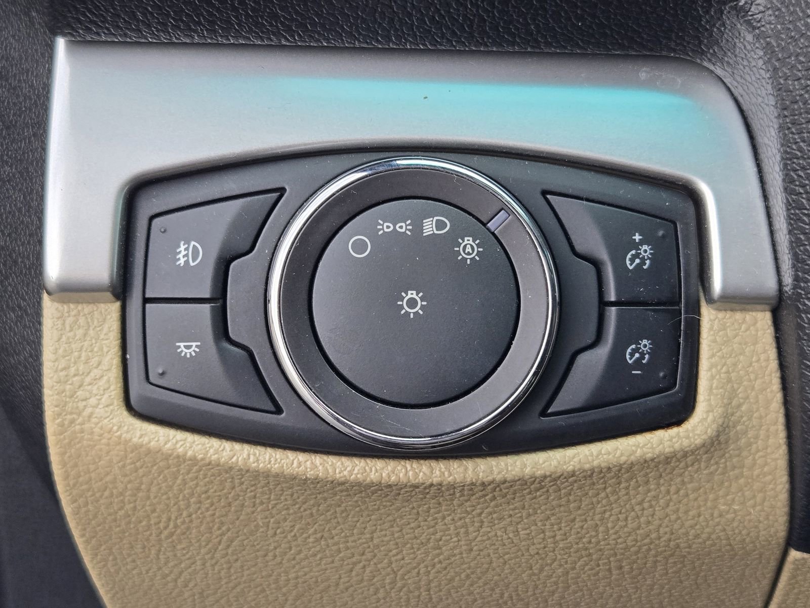 Used 2017 Ford Explorer XLT image 19