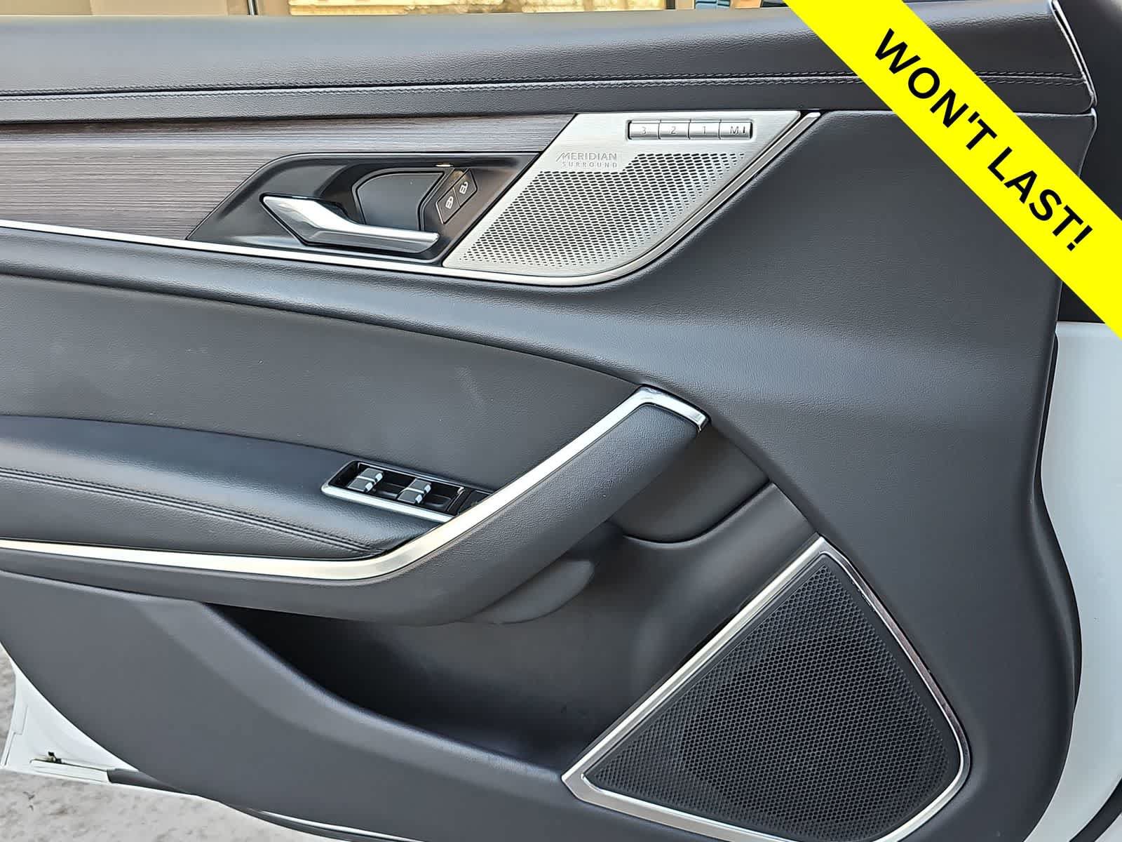 Used 2022 Jaguar XF SE RWD image 28