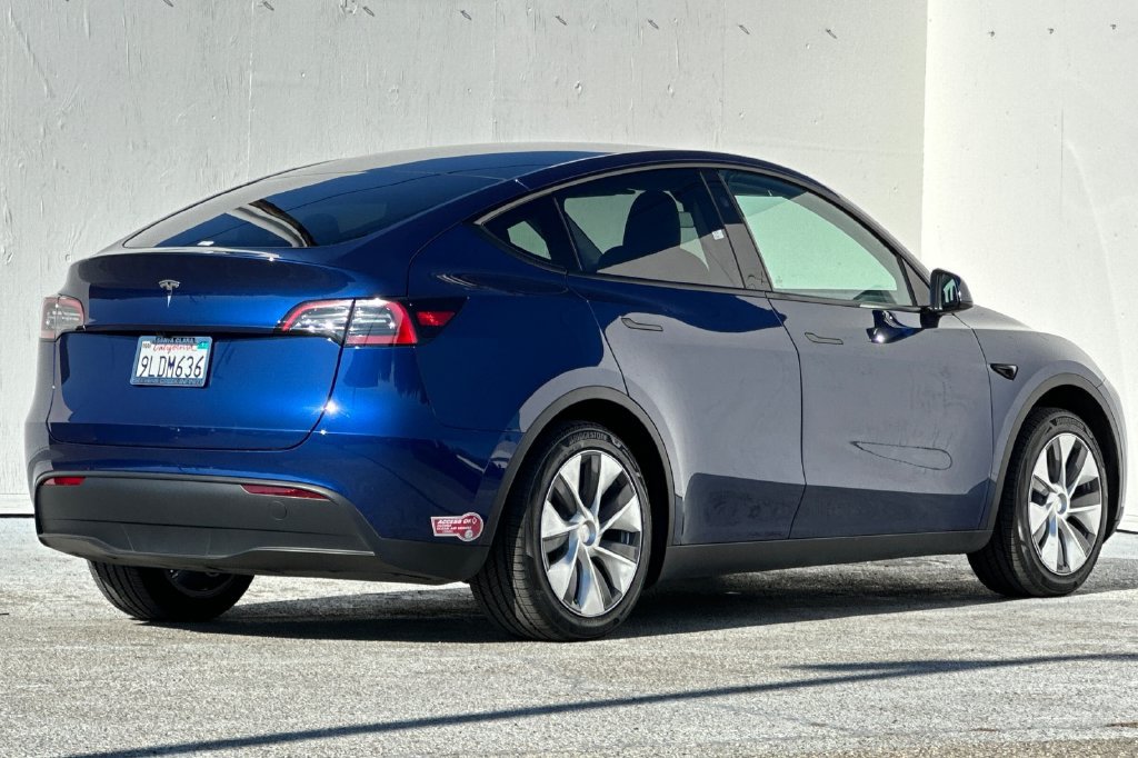 Used 2023 Tesla Model Y 2WD image 3