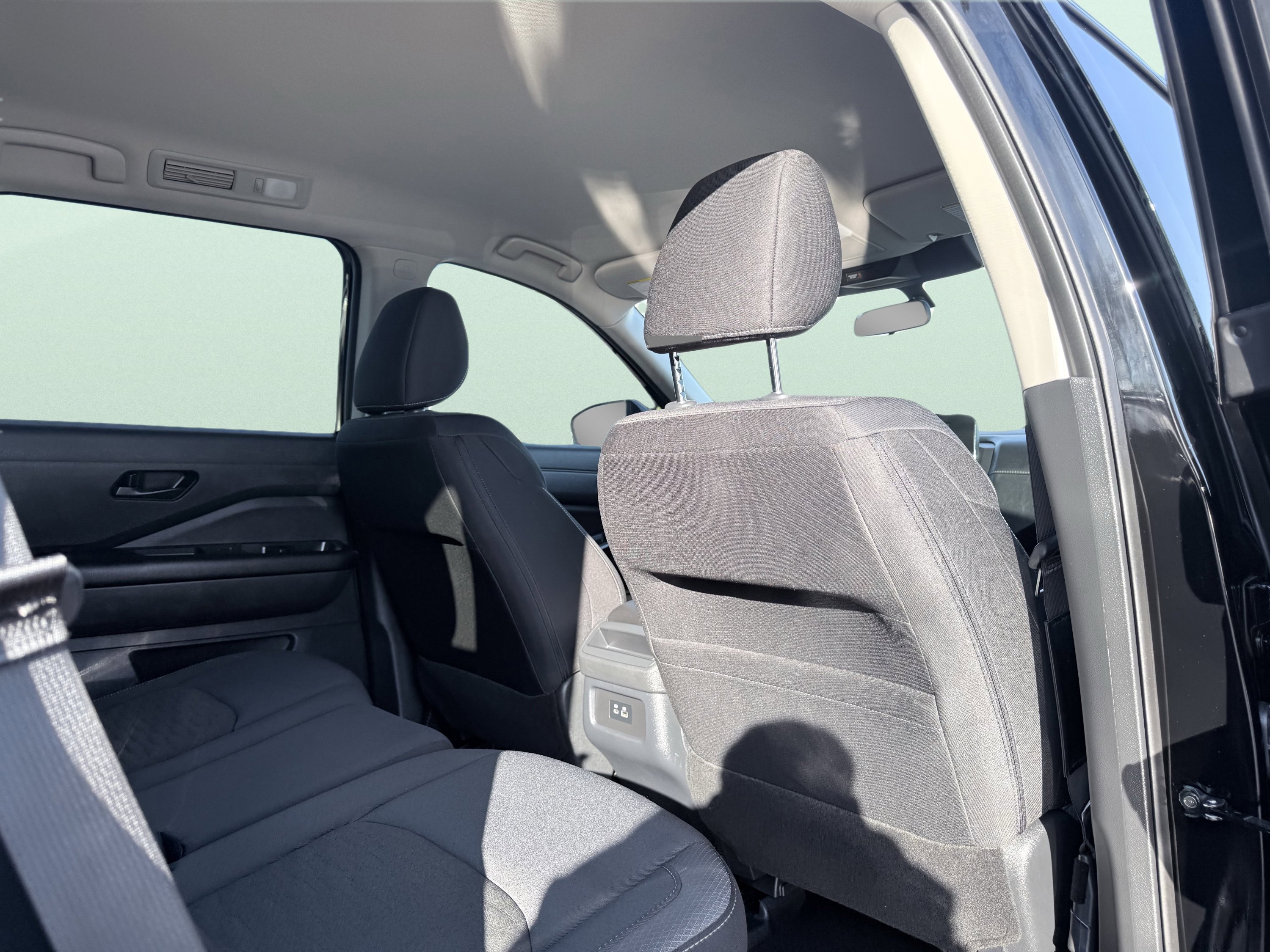Used 2025 Nissan Pathfinder S image 39