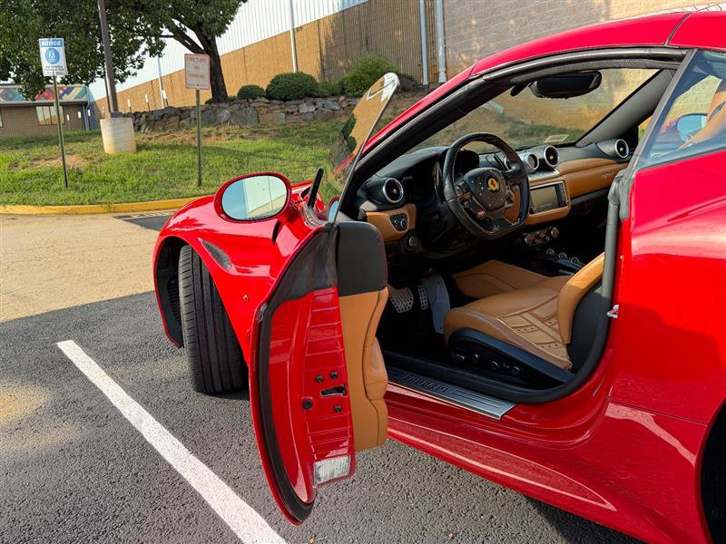 Used 2015 Ferrari California T RWD image 7
