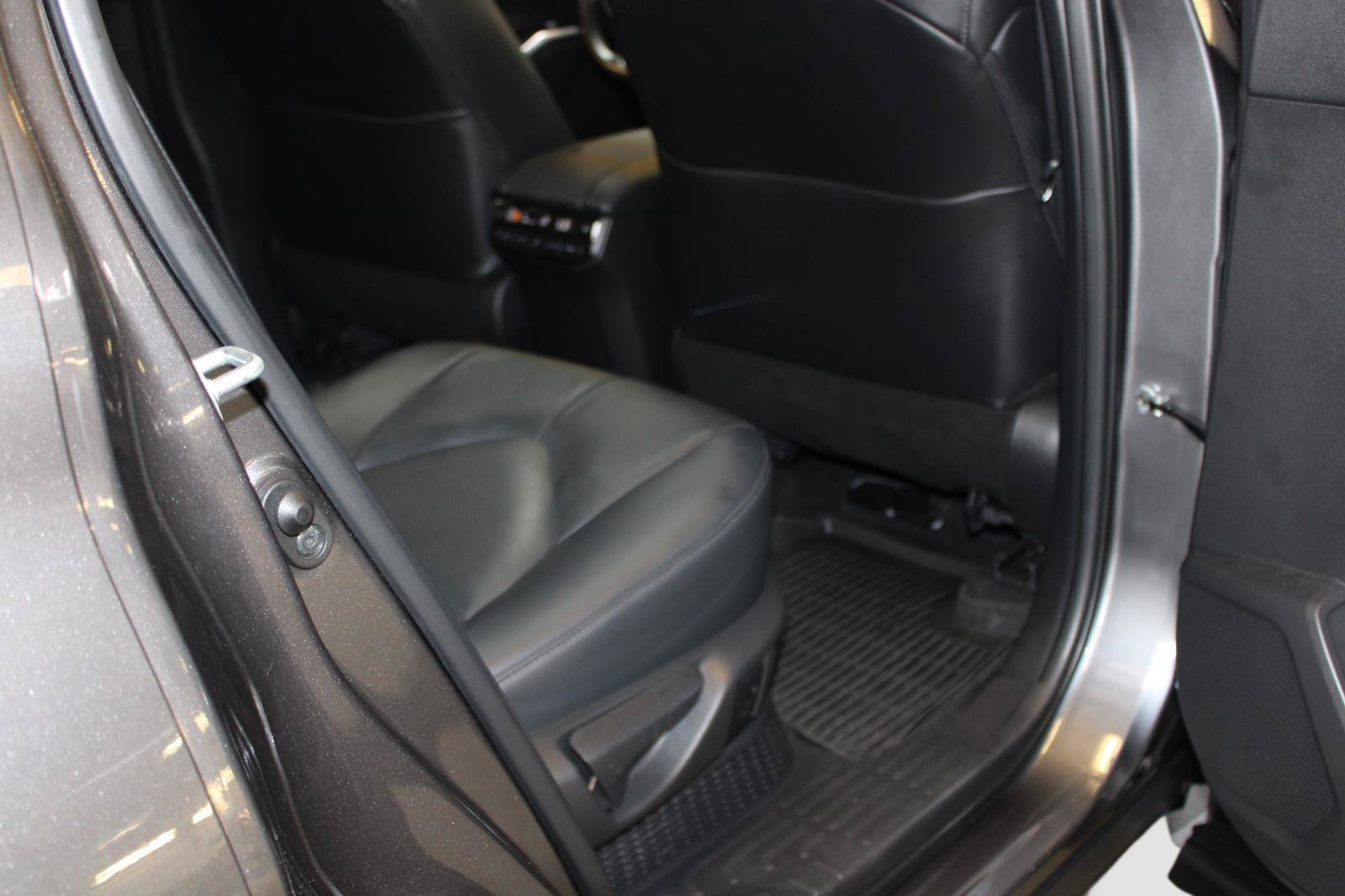 Used 2024 Toyota Highlander Platinum AWD/4WD image 45