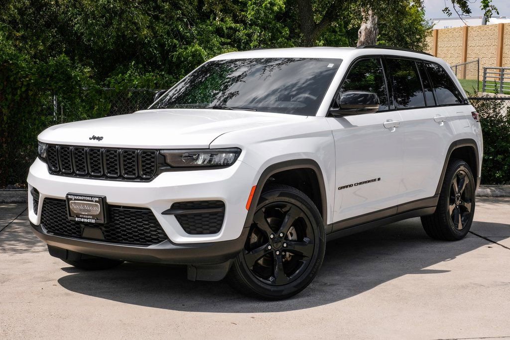 Used 2023 Jeep Grand Cherokee Altitude image 11