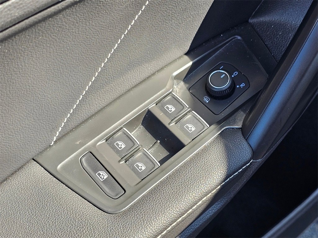 Used 2024 Volkswagen Tiguan SE w/ Panoramic Sunroof Package image 19