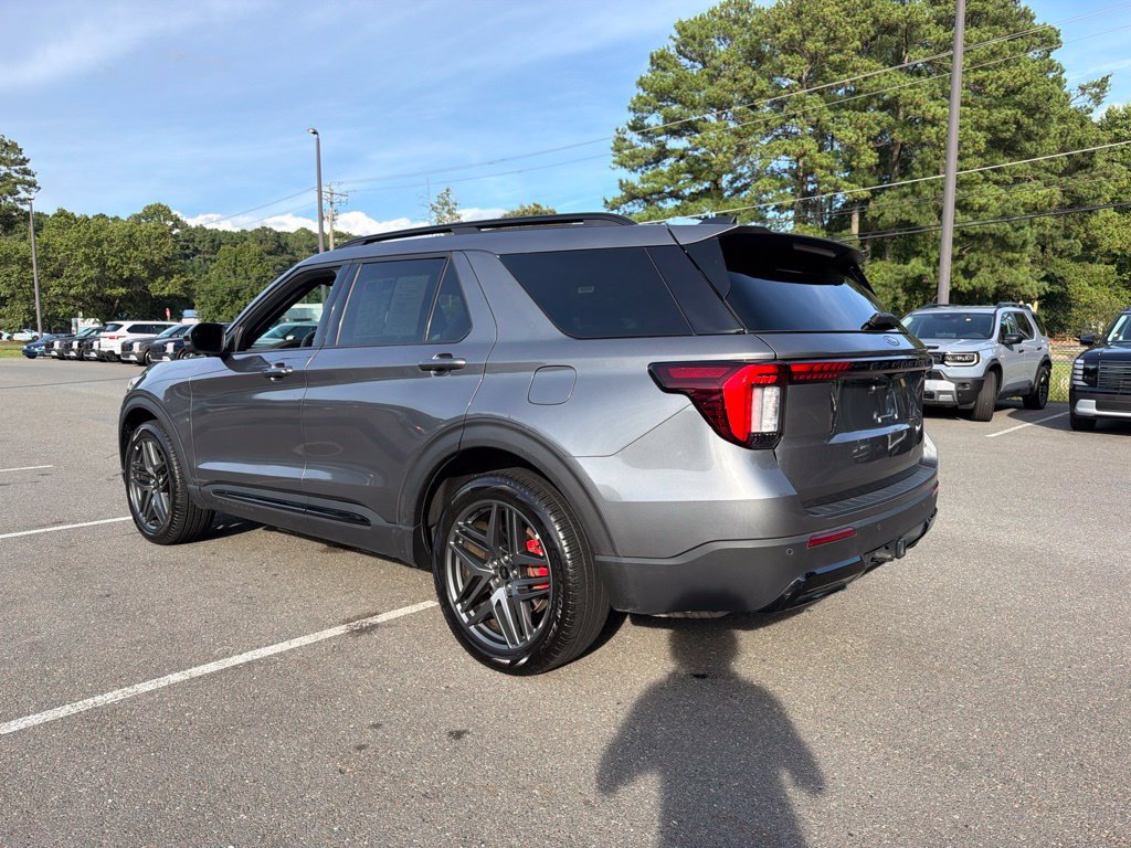 Used 2025 Ford Explorer ST-Line w/ ST-Line Street Pack AWD/4WD image 7