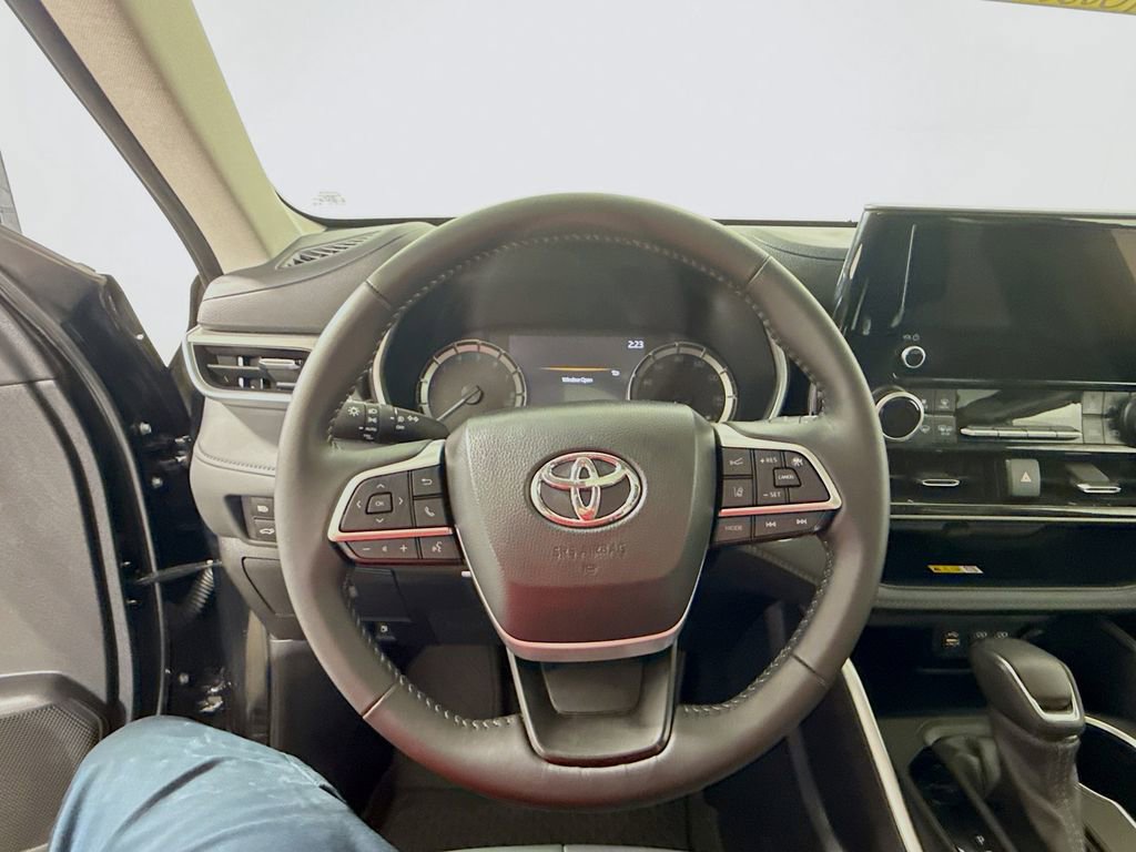 Certified 2024 Toyota Highlander XLE image 11