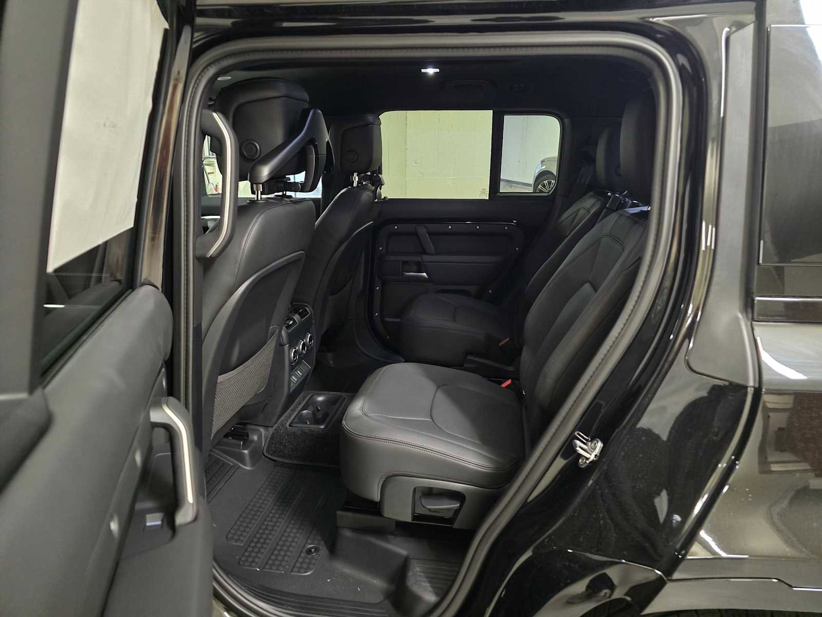 New 2026 Land Rover Defender 130 X-Dynamic SE image 18