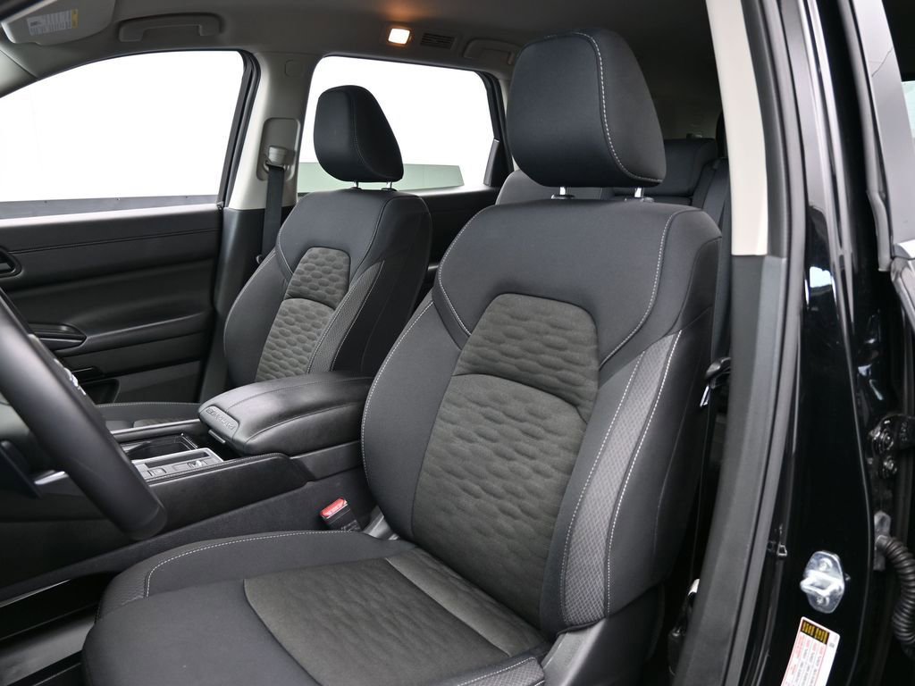 Used 2025 Nissan Pathfinder SV image 10
