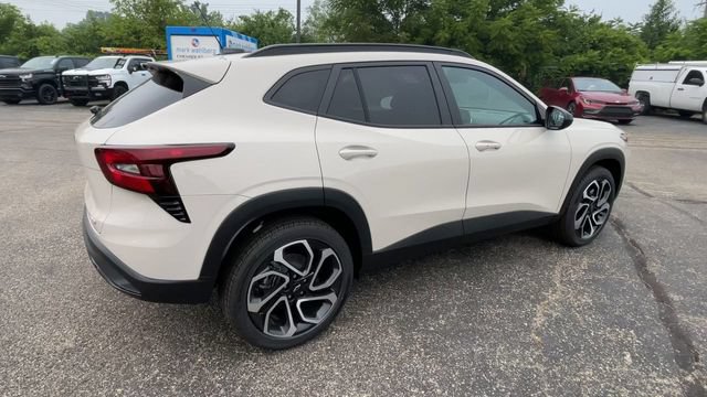 New 2026 Chevrolet Trax RS w/ Sunroof Package FWD image 2