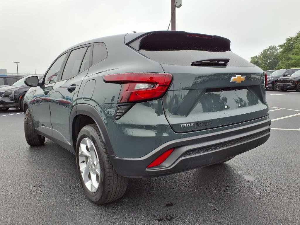 Used 2025 Chevrolet Trax LS w/ LS Convenience Package image 27
