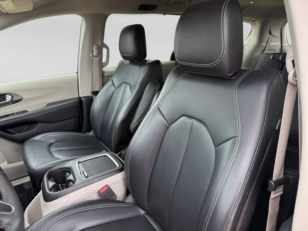 Used 2024 Chrysler Pacifica Touring-L FWD image 23